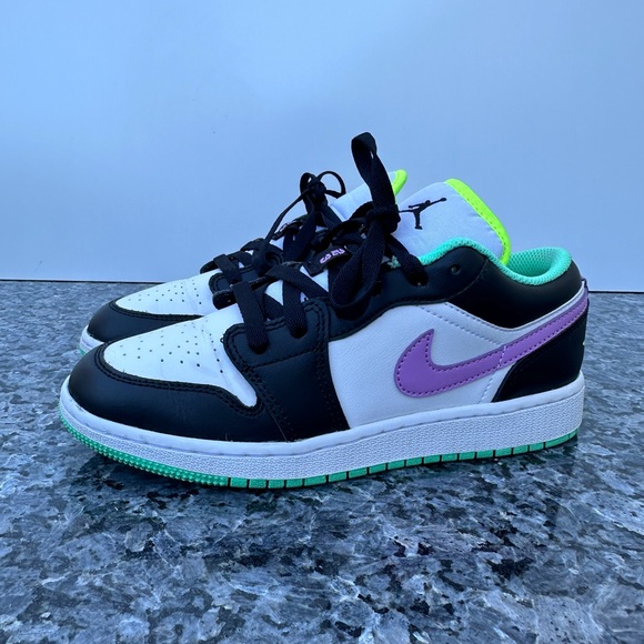 Nike 4.5 Air Jordan 1 Low GS Green Glow Violet Shock Authentic 553560-151 Unisex - Picture 2 of 11
